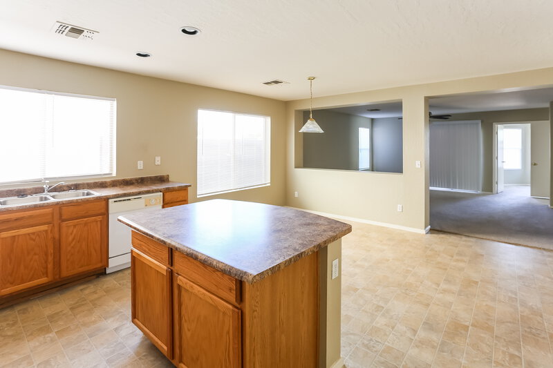 2,180/Mo, 3140 W Maldonado Rd Phoenix, AZ 85041 Kitchen View