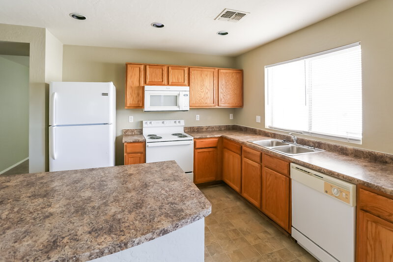2,180/Mo, 3140 W Maldonado Rd Phoenix, AZ 85041 Kitchen View 2