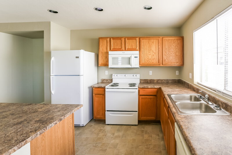 2,180/Mo, 3140 W Maldonado Rd Phoenix, AZ 85041 Kitchen View 3