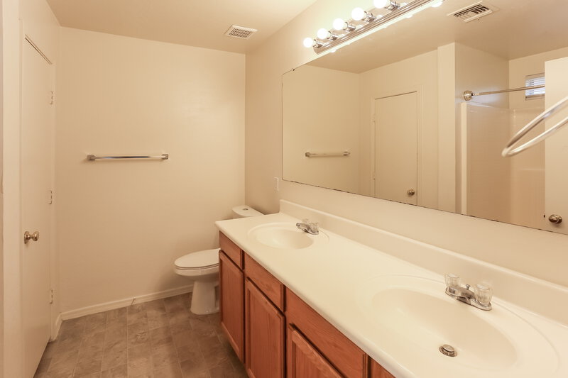 2,180/Mo, 3140 W Maldonado Rd Phoenix, AZ 85041 Main Bathroom View
