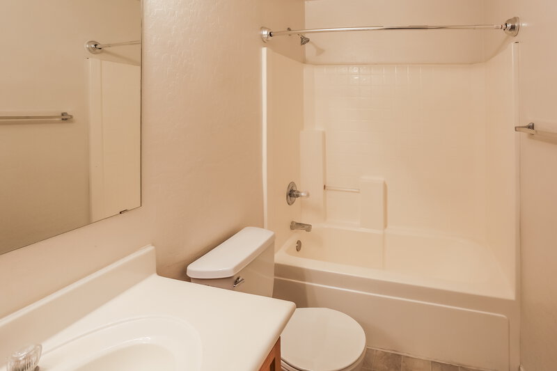 2,180/Mo, 3140 W Maldonado Rd Phoenix, AZ 85041 Bathroom View