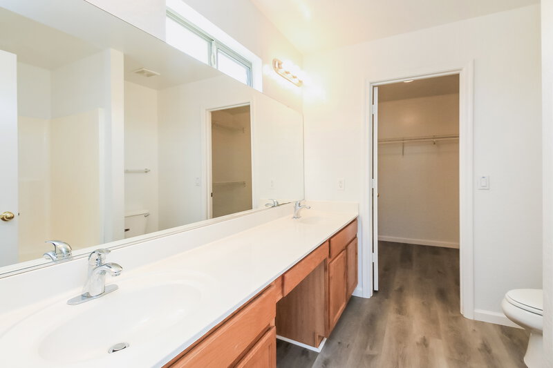 2,275/Mo, 3206 S Justin Dr Tolleson, AZ 85353 Main Bathroom View