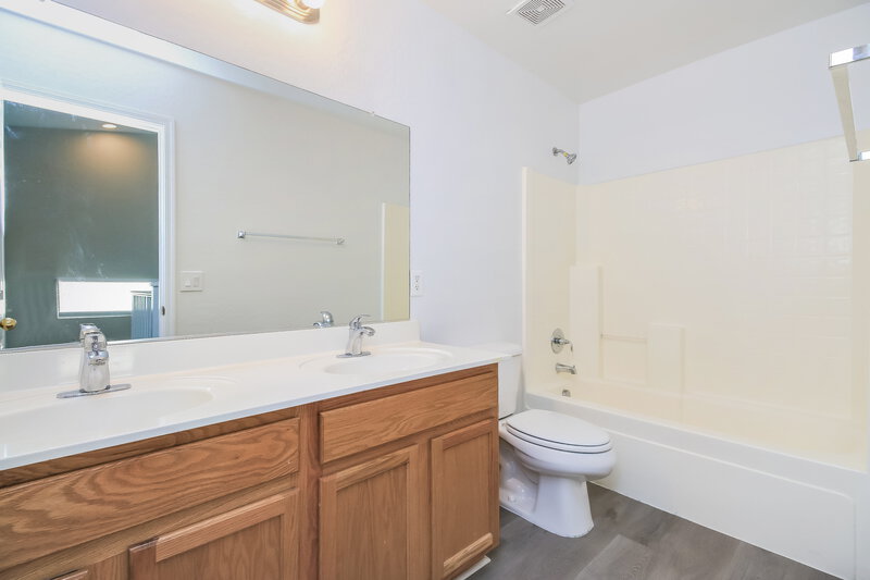 2,275/Mo, 3206 S Justin Dr Tolleson, AZ 85353 Bathroom View