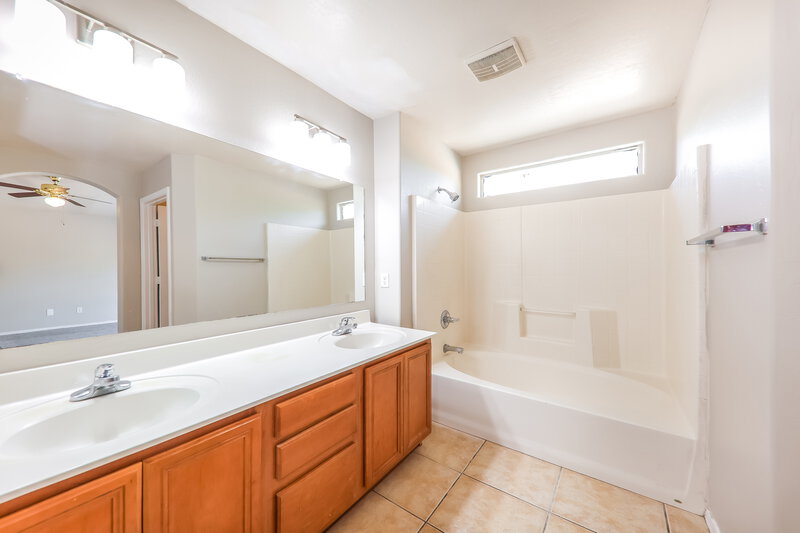 1,920/Mo, 3312 S 95th Dr Tolleson, AZ 85353 Main Bathroom View