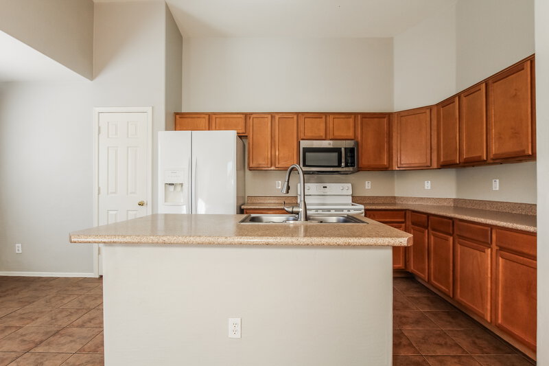 1,895/Mo, 3329 W Wayland Dr Phoenix, AZ 85041 Kitchen View