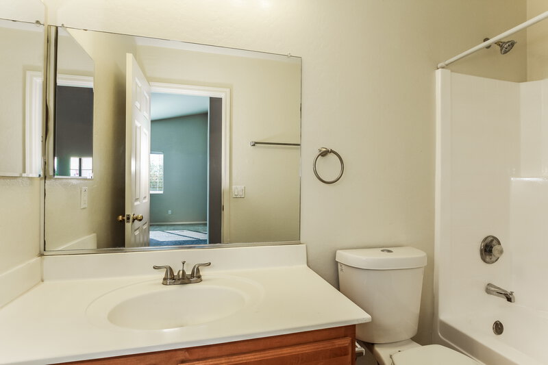 1,895/Mo, 3329 W Wayland Dr Phoenix, AZ 85041 Main Bathroom View