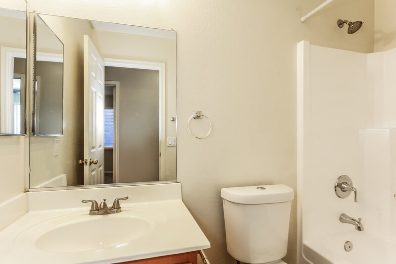 1,895/Mo, 3329 W Wayland Dr Phoenix, AZ 85041 Bathroom View