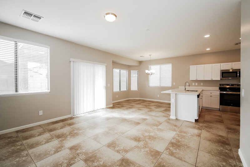 2,200/Mo, 3729 W Saint Anne Ave Phoenix, AZ 85041 Living Room View 3