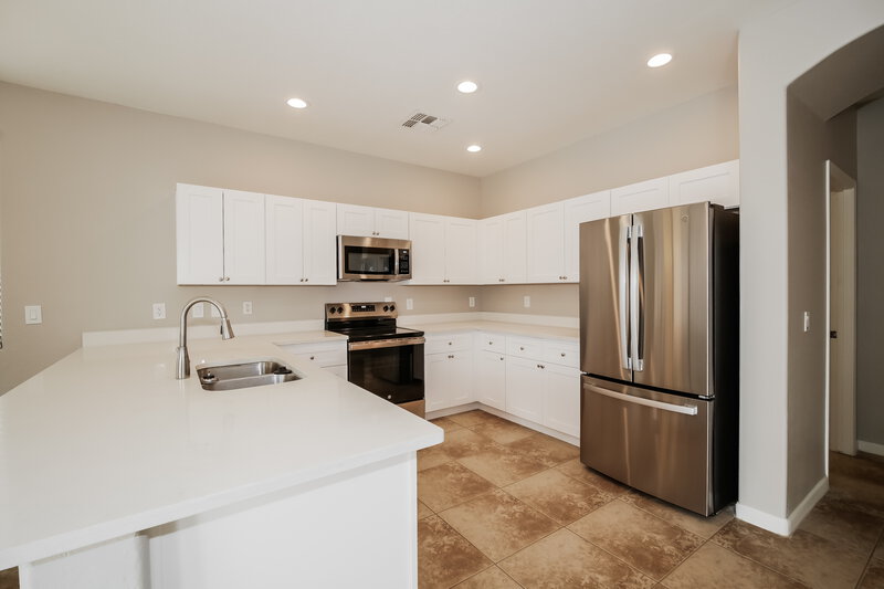 2,200/Mo, 3729 W Saint Anne Ave Phoenix, AZ 85041 Kitchen View