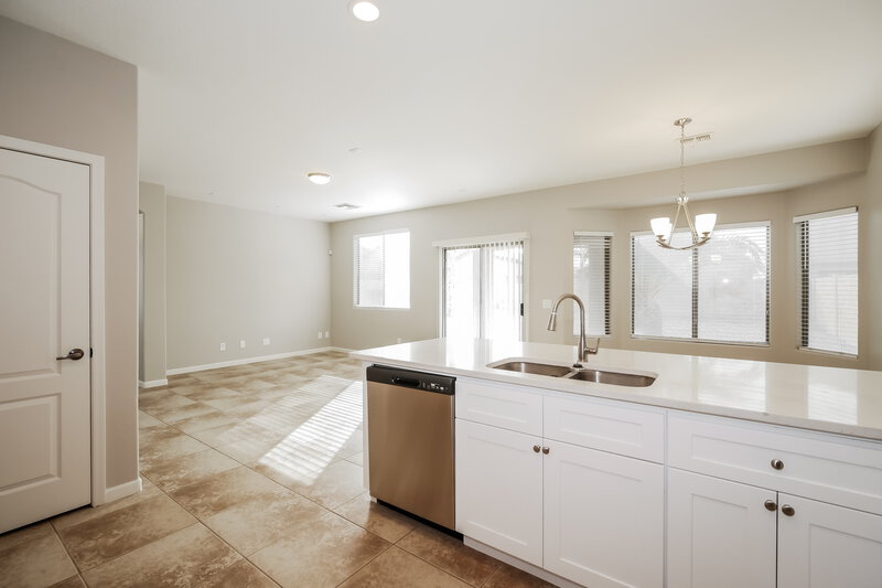2,200/Mo, 3729 W Saint Anne Ave Phoenix, AZ 85041 Kitchen View 2