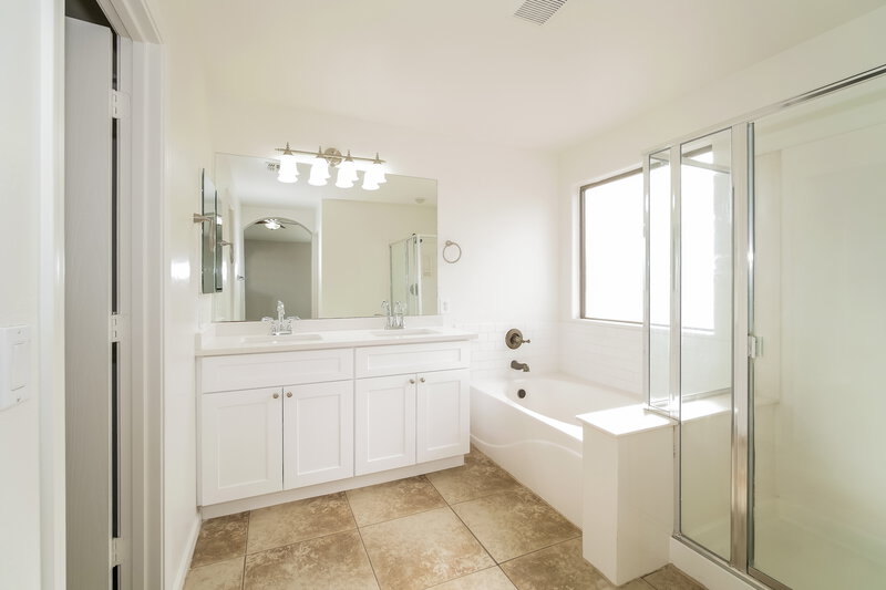 2,200/Mo, 3729 W Saint Anne Ave Phoenix, AZ 85041 Main Bathroom View