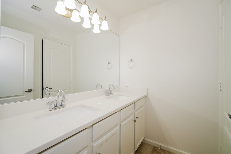 2,200/Mo, 3729 W Saint Anne Ave Phoenix, AZ 85041 Bathroom View