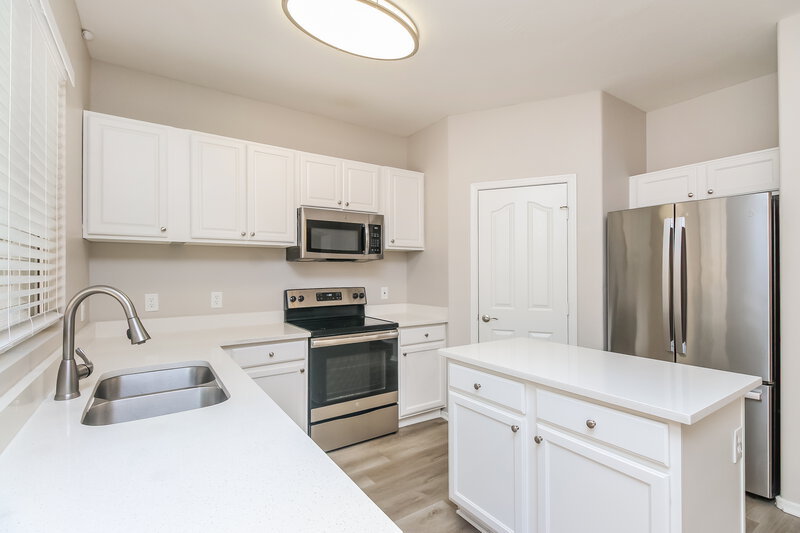 2,050/Mo, 3926 W Fremont Rd Phoenix, AZ 85041 Kitchen View