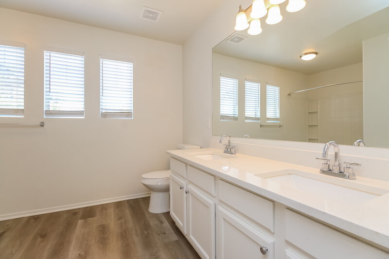 2,050/Mo, 3926 W Fremont Rd Phoenix, AZ 85041 Main Bathroom View