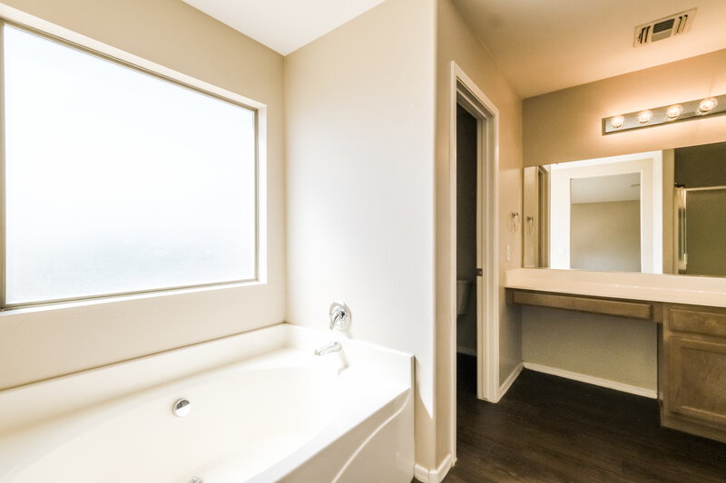 2,270/Mo, 4310 N 124th Ave Avondale, AZ 85392 Main Bathroom View
