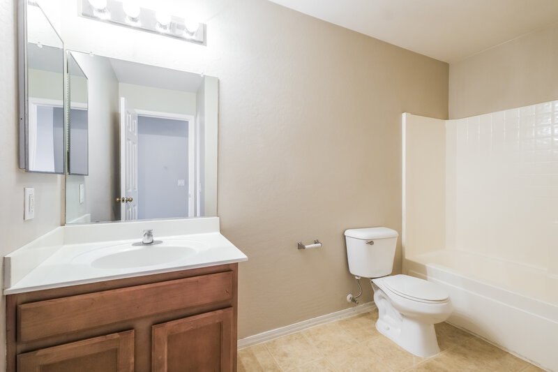 2,270/Mo, 4310 N 124th Ave Avondale, AZ 85392 Bathroom View 2