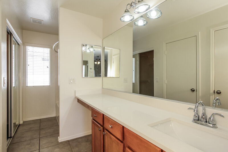 1,995/Mo, 5148 W Warner St Phoenix, AZ 85043 Main Bathroom View