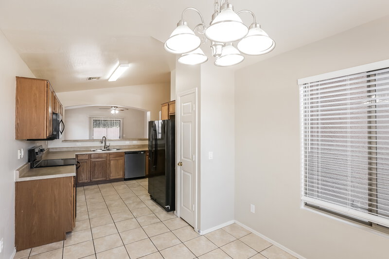 1,855/Mo, 5704 S 32nd Dr Phoenix, AZ 85041 Dining Room View