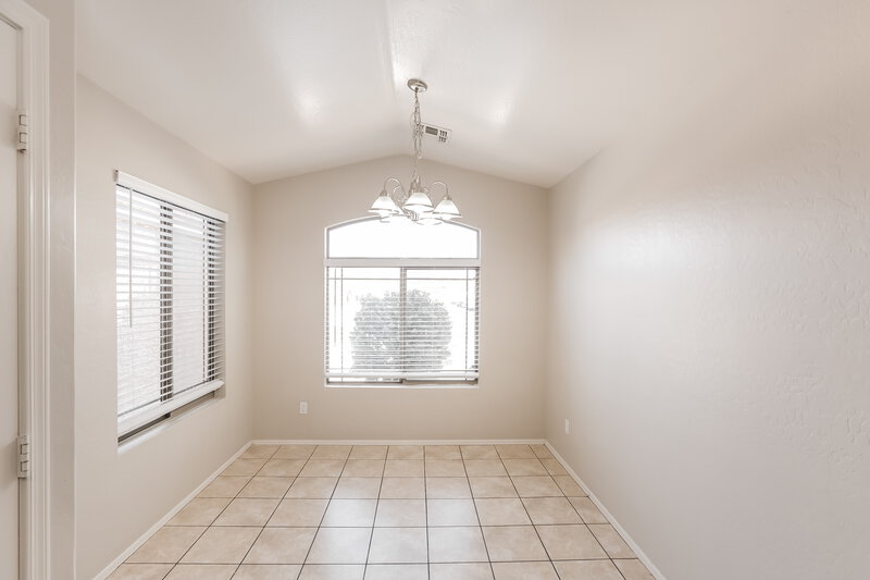 1,855/Mo, 5704 S 32nd Dr Phoenix, AZ 85041 Dining Room View 2