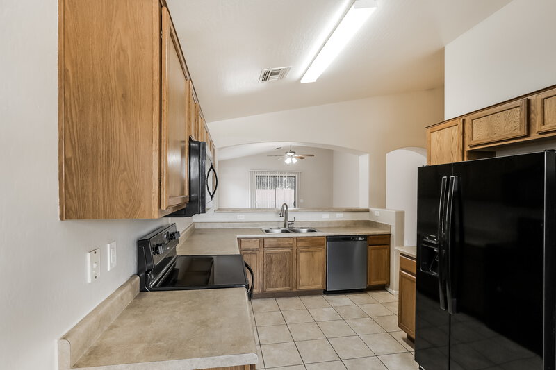 1,855/Mo, 5704 S 32nd Dr Phoenix, AZ 85041 Kitchen View