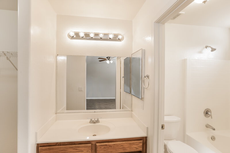 1,855/Mo, 5704 S 32nd Dr Phoenix, AZ 85041 Main Bathroom View