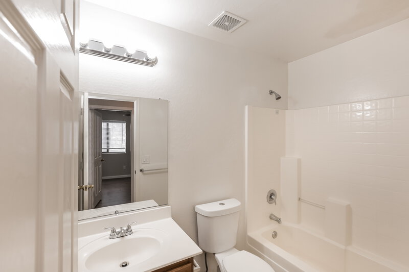 1,855/Mo, 5704 S 32nd Dr Phoenix, AZ 85041 Bathroom View