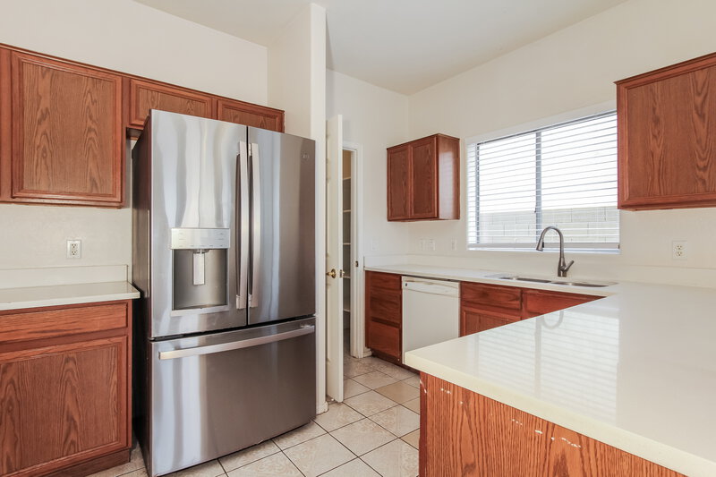 2,195/Mo, 6024 W Southgate Ave Phoenix, AZ 85043 Kitchen View