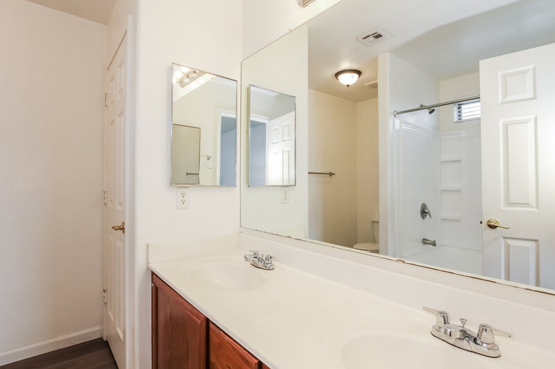 2,195/Mo, 6024 W Southgate Ave Phoenix, AZ 85043 Main Bathroom View