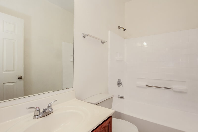 2,195/Mo, 6024 W Southgate Ave Phoenix, AZ 85043 Bathroom View