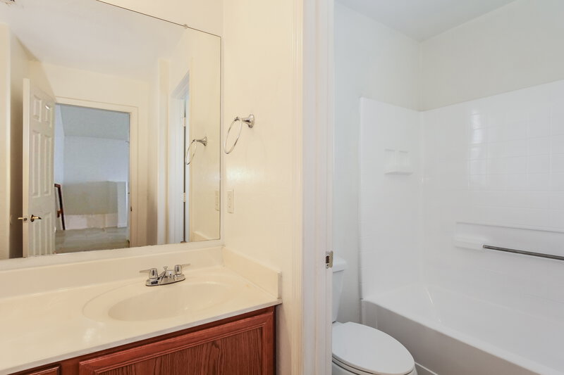 2,195/Mo, 6024 W Southgate Ave Phoenix, AZ 85043 Bathroom View 2