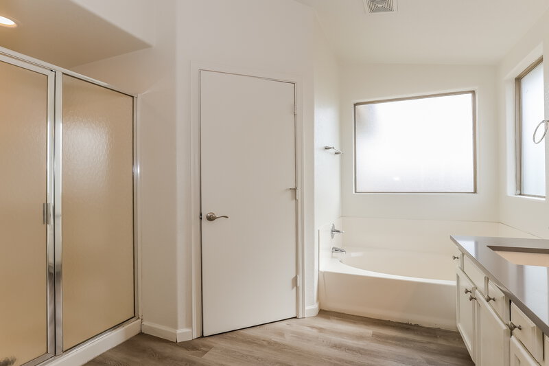 2,395/Mo, 6431 W Crown King Rd Phoenix, AZ 85043 Main Bathroom View