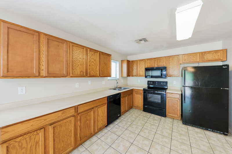 2,165/Mo, 7222 S 37th Dr Phoenix, AZ 85041 Kitchen View 2