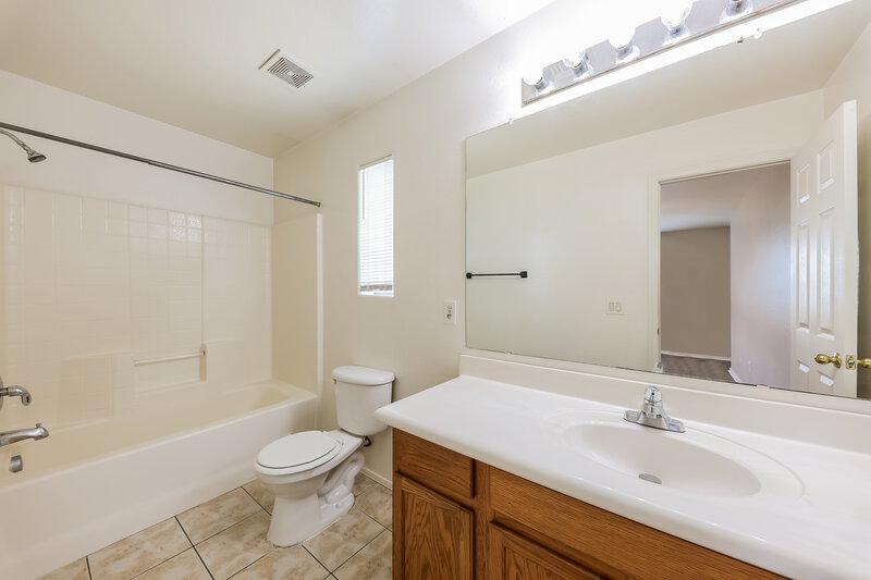2,165/Mo, 7222 S 37th Dr Phoenix, AZ 85041 Main Bathroom View