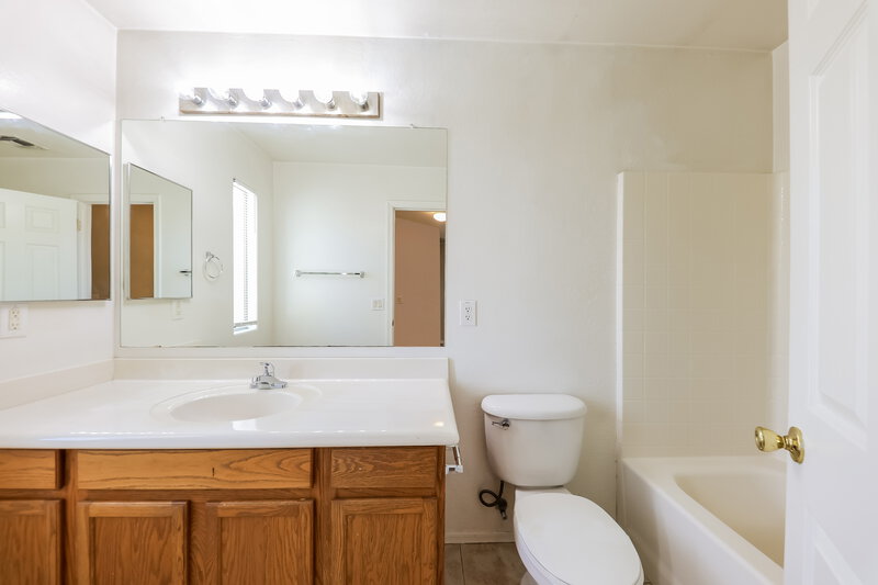 2,165/Mo, 7222 S 37th Dr Phoenix, AZ 85041 Bathroom View