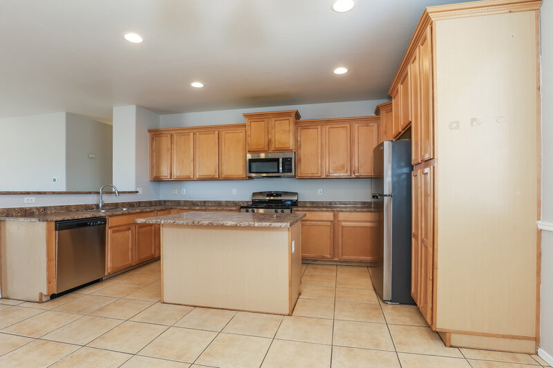 1,995/Mo, 7805 S 68th Dr Laveen, AZ 85339 Kitchen View 2