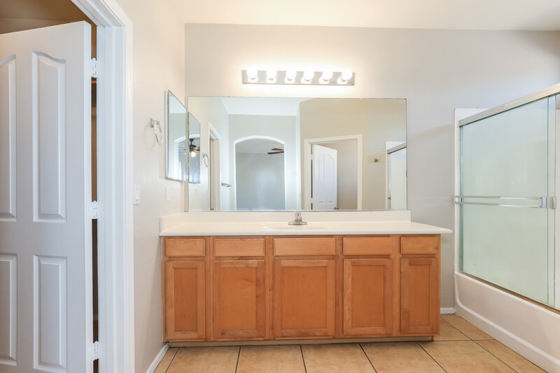 1,995/Mo, 7805 S 68th Dr Laveen, AZ 85339 Main Bathroom View