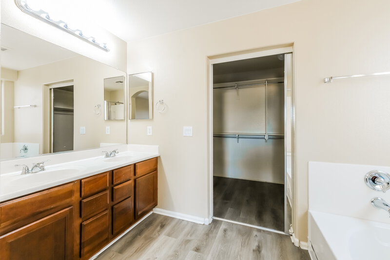 2,520/Mo, 7816 S 48th Dr Laveen, AZ 85339 Main Bathroom View