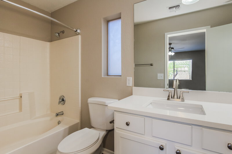 2,565/Mo, 8435 W Hughes Dr Tolleson, AZ 85353 Main Bathroom View
