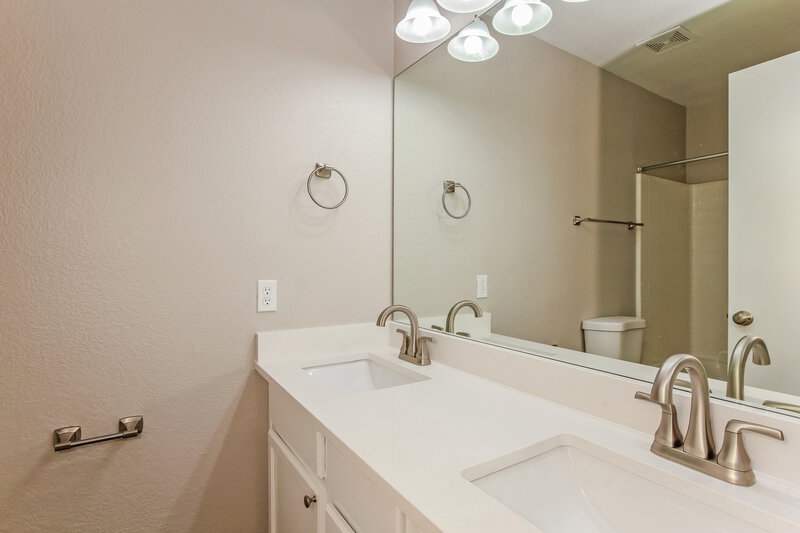2,565/Mo, 8435 W Hughes Dr Tolleson, AZ 85353 Bathroom View