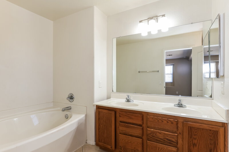 2,185/Mo, 8550 N 63rd Dr Glendale, AZ 85302 Main Bathroom View