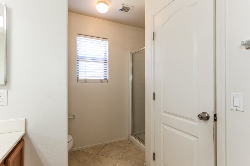 2,185/Mo, 8550 N 63rd Dr Glendale, AZ 85302 Main Bathroom View 2