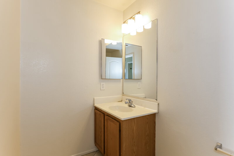2,185/Mo, 8550 N 63rd Dr Glendale, AZ 85302 Bathroom View