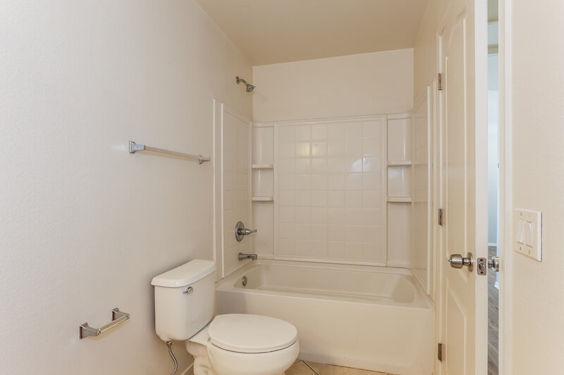 2,185/Mo, 8550 N 63rd Dr Glendale, AZ 85302 Bathroom View 2