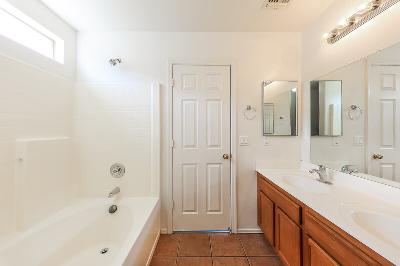 2,200/Mo, 8636 W Miami St Tolleson, AZ 85353 Main Bathroom View
