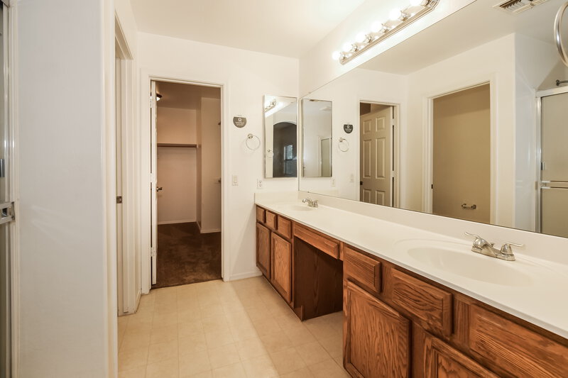 2,135/Mo, 8816 W Gibson Ln Tolleson, AZ 85353 Main Bathroom View