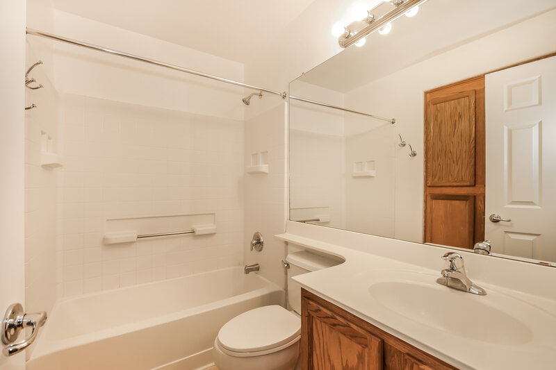 2,135/Mo, 8816 W Gibson Ln Tolleson, AZ 85353 Bathroom View