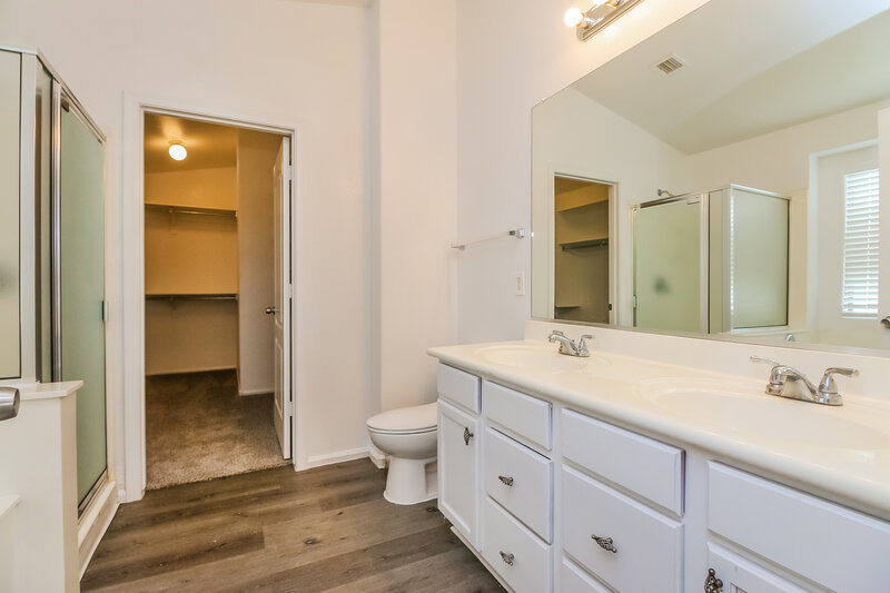 2,100/Mo, 9216 W Globe Ave Tolleson, AZ 85353 Main Bathroom View