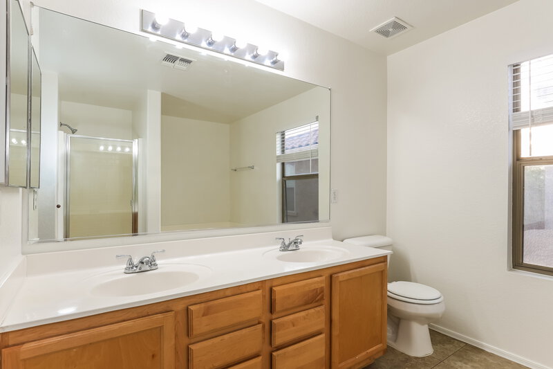 2,205/Mo, 9415 W Virginia Ave Phoenix, AZ 85037 Main Bathroom View