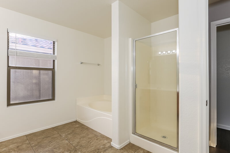 2,205/Mo, 9415 W Virginia Ave Phoenix, AZ 85037 Main Bathroom View 2