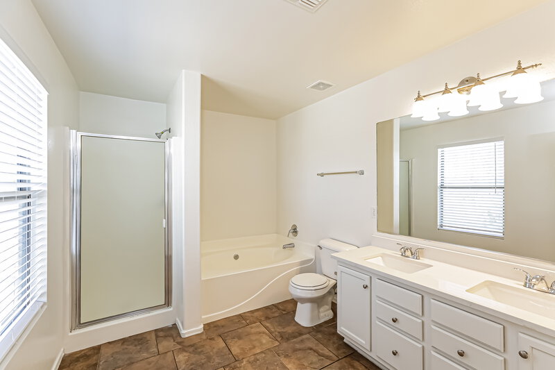 2,225/Mo, 9656 W Cordes Rd Tolleson, AZ 85353 Main Bathroom View
